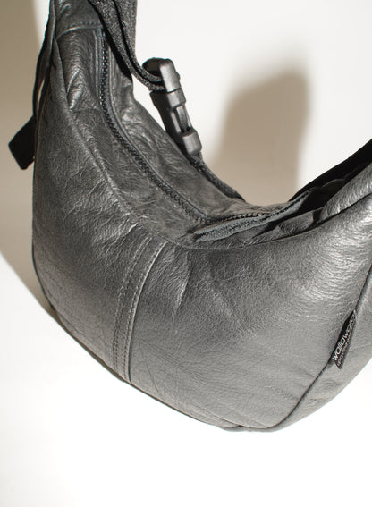 Detailansicht der schwarzen Crossbody Bag mit natürlicher Rindslederstruktur