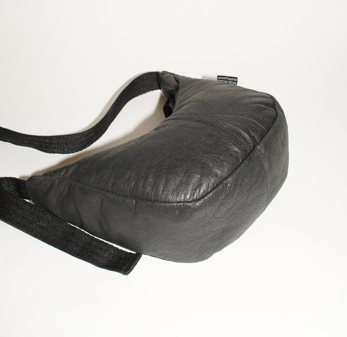 Schwarze Crossbody Bag aus Rindsleder mit verstellbarem schwarzem Träger