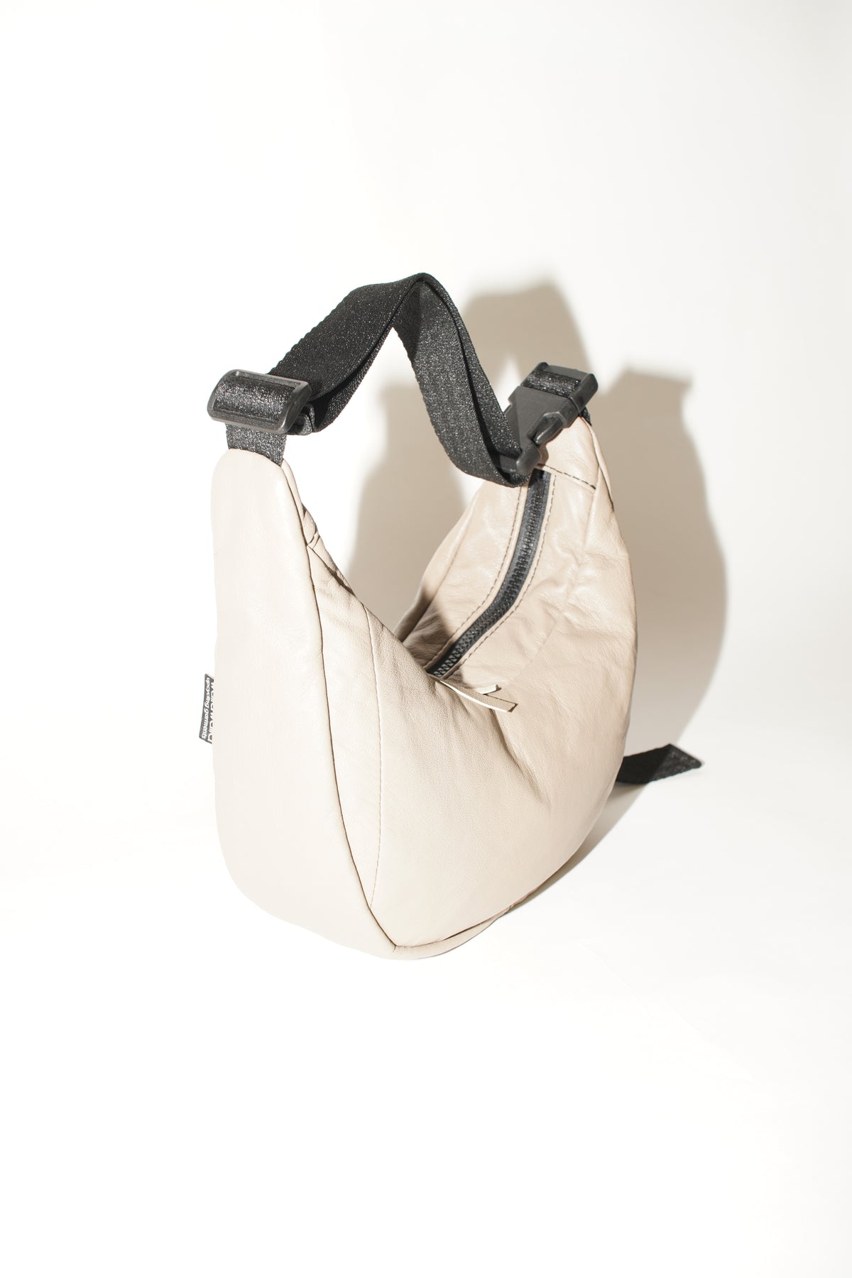 Beige Two-Way Bag aus Leder in seitlicher Ansicht