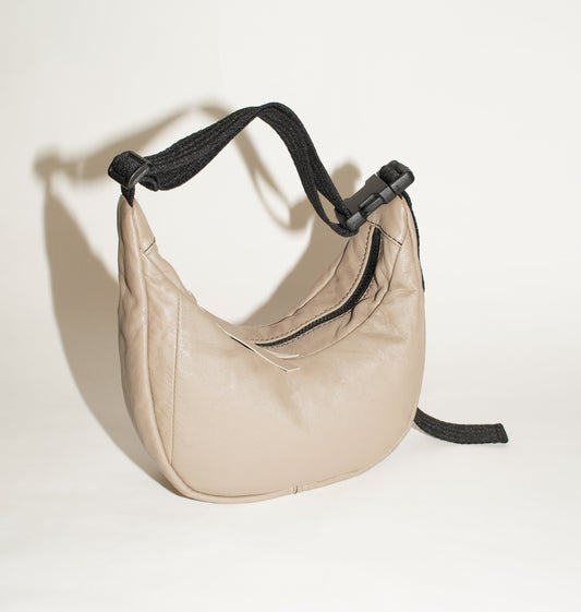 Beige Two-Way Bag aus gerettetem Leder von wallawalla Berlin