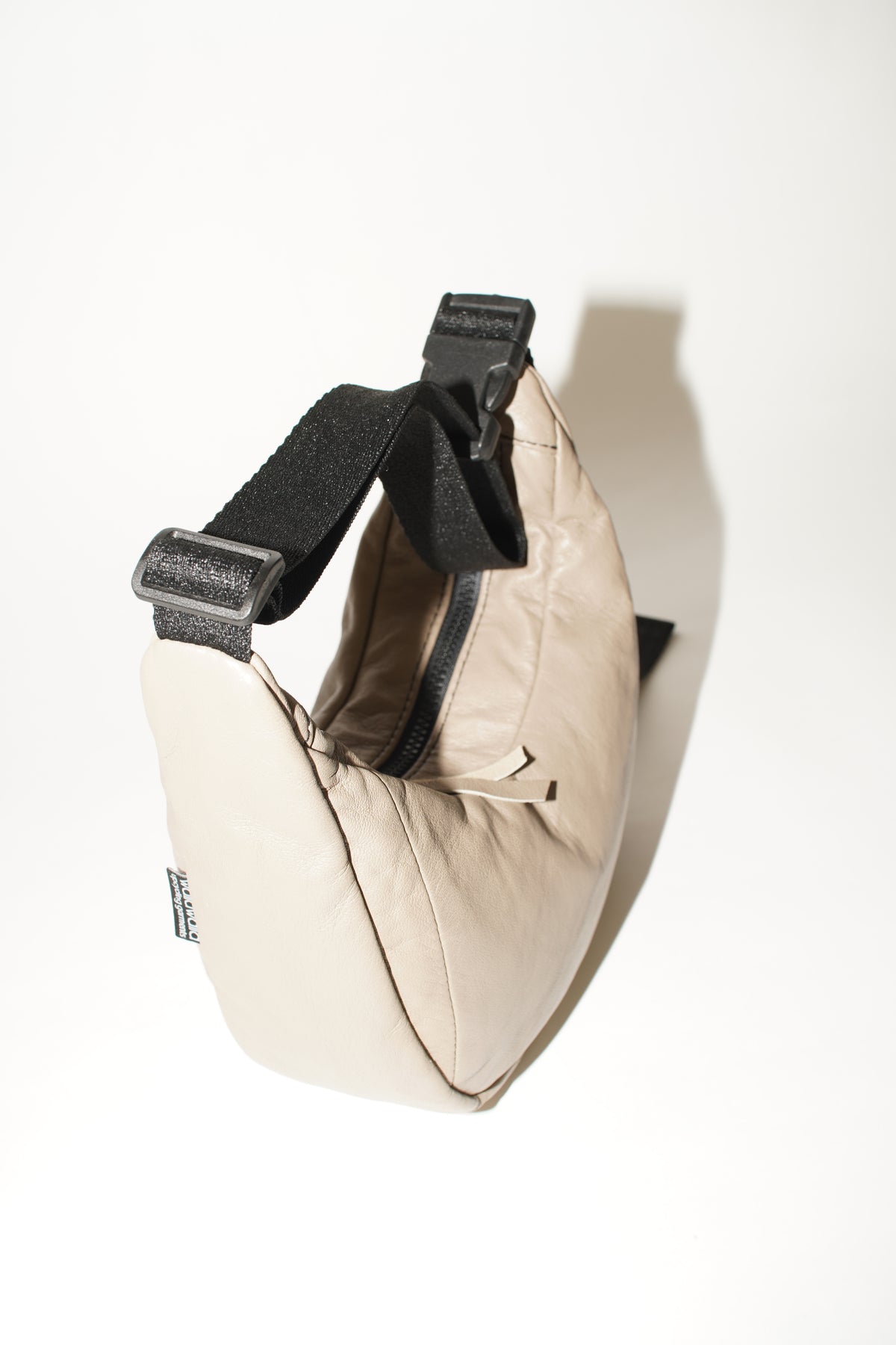 Detailansicht der beigen Two-Way Bag mit natürlicher Lederstruktur