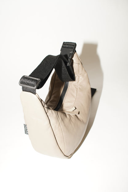 Detailansicht der beigen Two-Way Bag mit natürlicher Lederstruktur