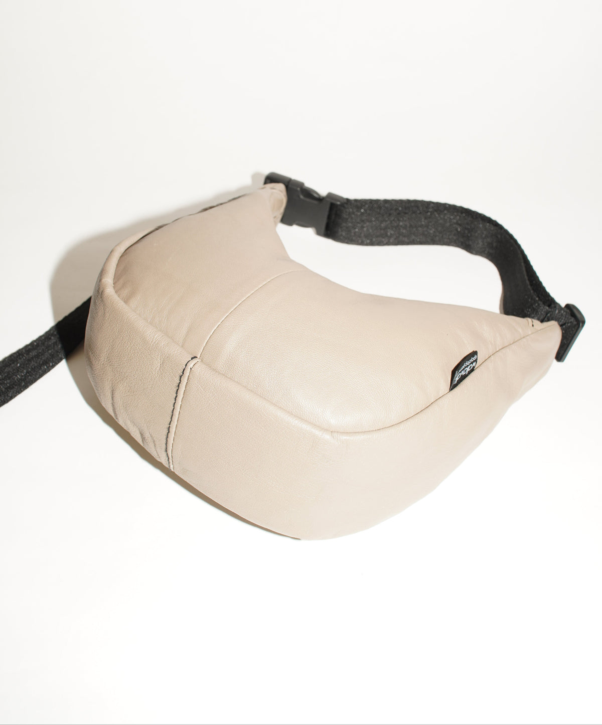 Beige Two-Way Bag aus Leder in seitlicher Ansicht