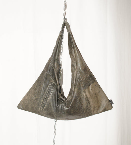 Triangle Bag S aus gerettetem Vintage-Leder von wallawalla Berlin