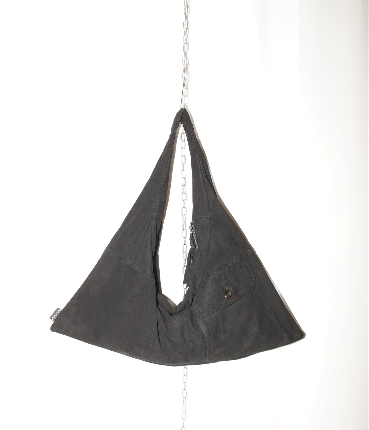 Schwarze Triangle Bag S aus Wildleder von wallawalla Berlin