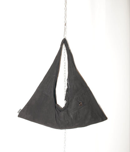 Schwarze Triangle Bag S aus Wildleder von wallawalla Berlin