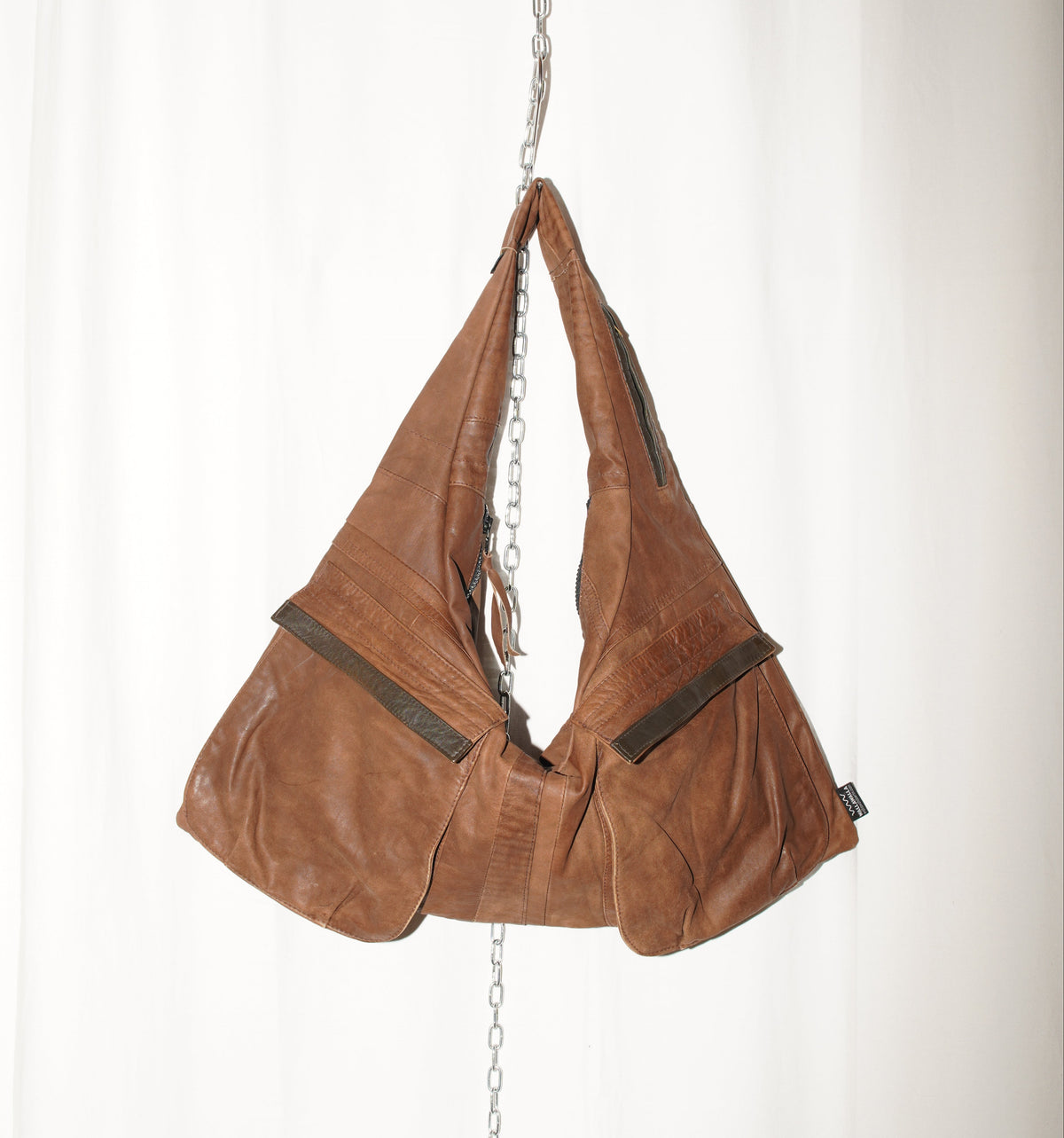 Braune Triangle Bag S aus mattem Upcycling-Leder von wallawalla Berlin