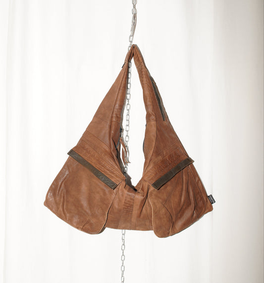 Braune Triangle Bag S aus mattem Upcycling-Leder von wallawalla Berlin