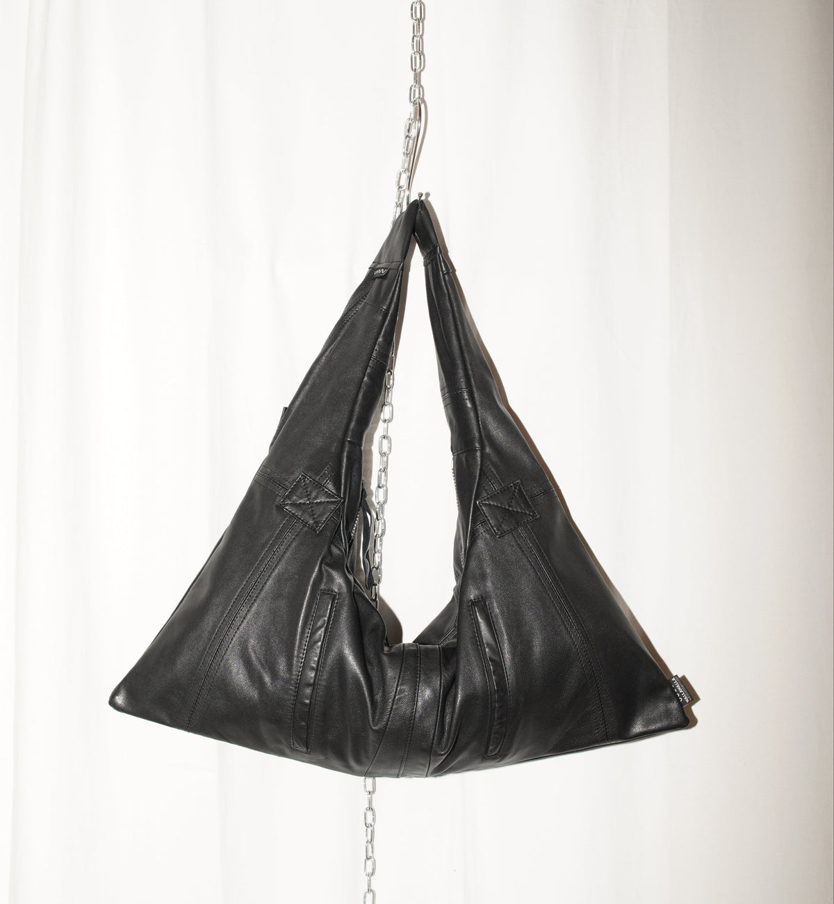 Triangle Bag S aus schwarzem Leder von wallawalla Berlin