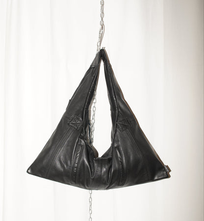Triangle Bag S aus schwarzem Leder von wallawalla Berlin