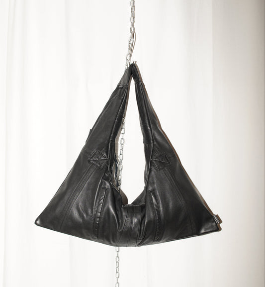 Triangle Bag S aus schwarzem Leder von wallawalla Berlin