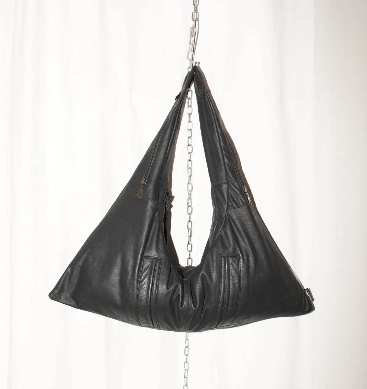 Schwarze Triangle Bag S aus mattem Upcycling-Leder von wallawalla Berlin