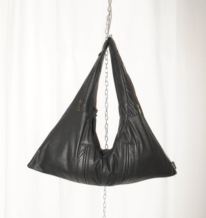 Schwarze Triangle Bag S aus mattem Upcycling-Leder von wallawalla Berlin