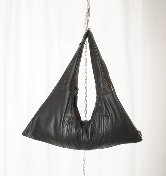 Schwarze Triangle Bag S aus mattem Upcycling-Leder von wallawalla Berlin