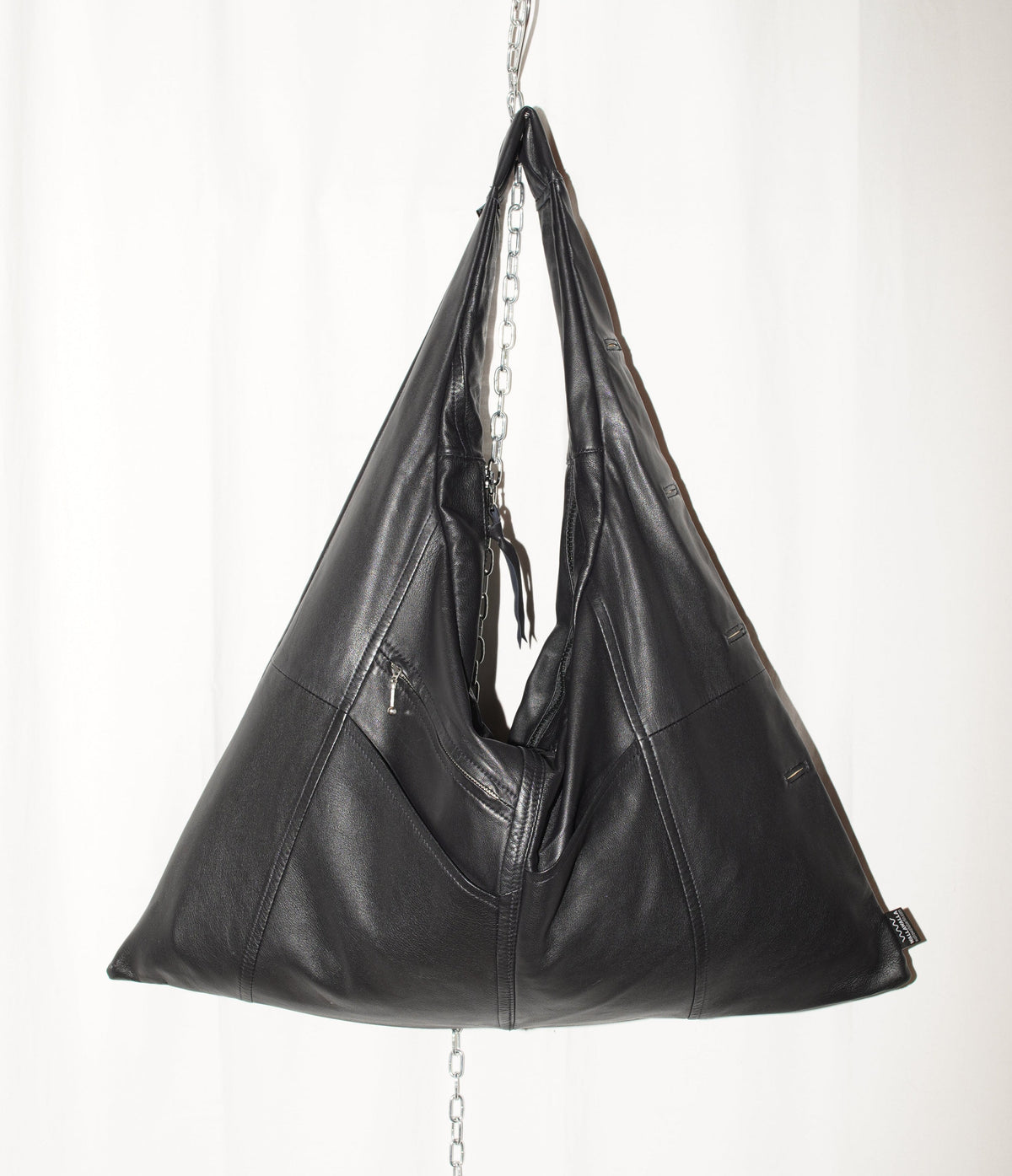 Schwarze Triangle Bag L aus gerettetem Leder von wallawalla Berlin