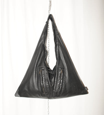 Triangle Bag L | Schwarzes Leder mit Struktur