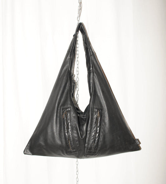 Triangle Bag L | Schwarzes Leder mit Struktur