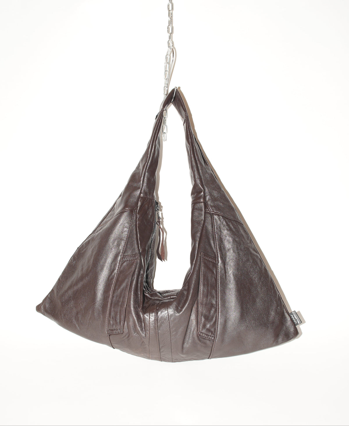 Dunkelbraune Triangle Bag S aus fein genarbtem Leder von wallawalla Berlin