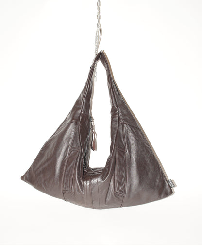 Dunkelbraune Triangle Bag S aus fein genarbtem Leder von wallawalla Berlin