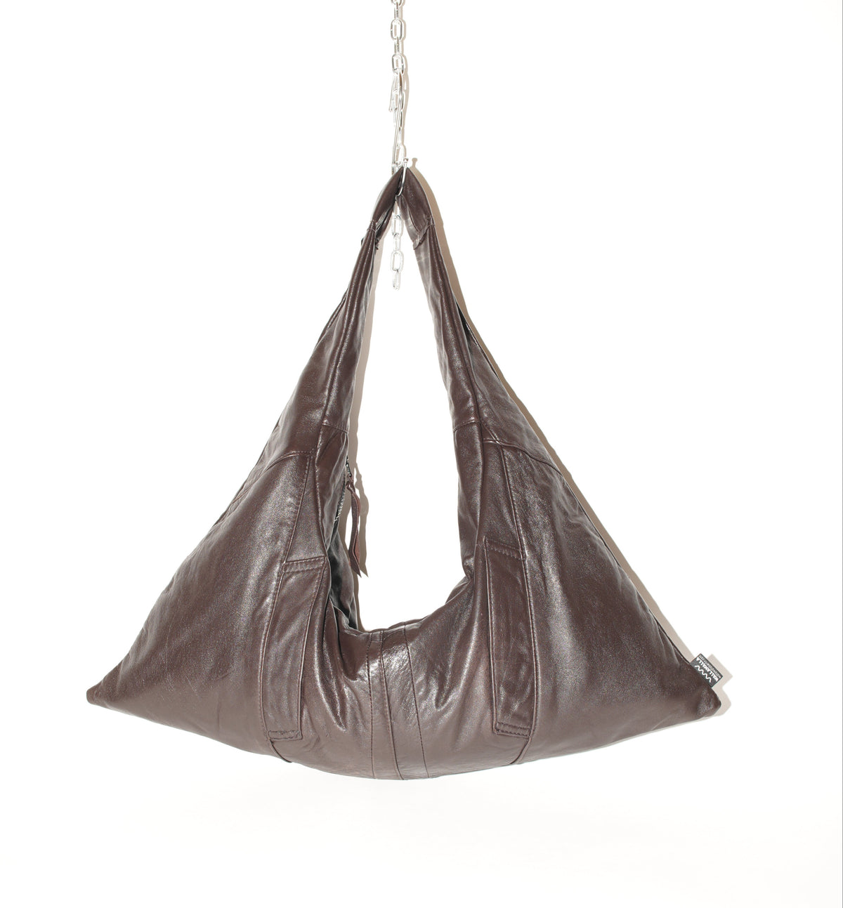Kleine Triangle Bag aus dunkelbraunem Upcycling-Leder