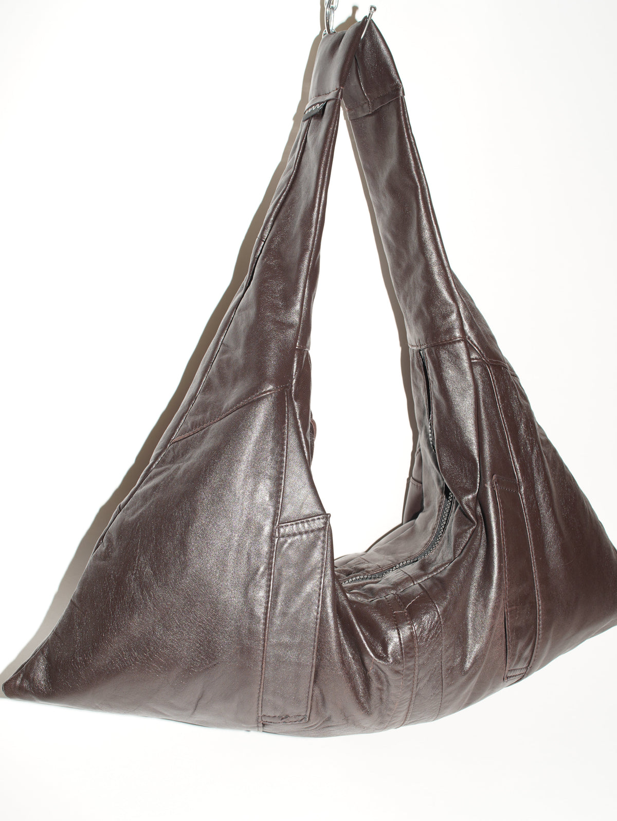 Dunkelbraune Triangle Bag S aus genarbtem Leder in Vorderansicht