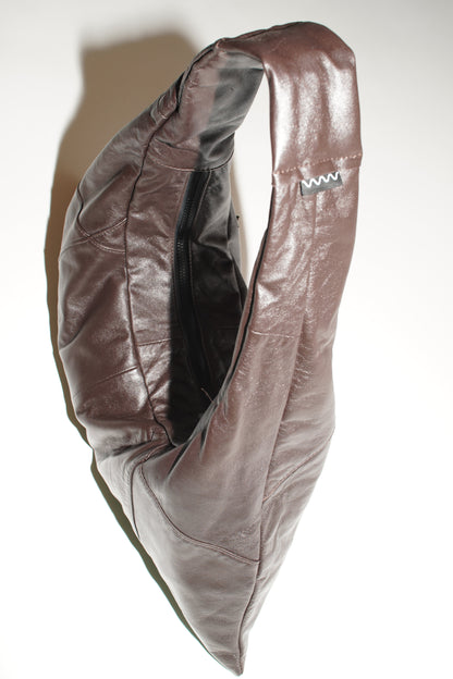Triangle Bag S aus dunkelbraunem Leder mit seitlicher Taschenform