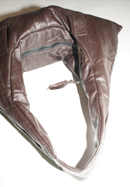 Detailansicht der Triangle Bag S aus braunem Leder
