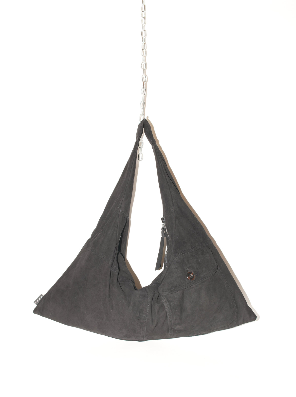 Handgefertigte Triangle Bag S aus schwarzem Upcycling-Wildleder