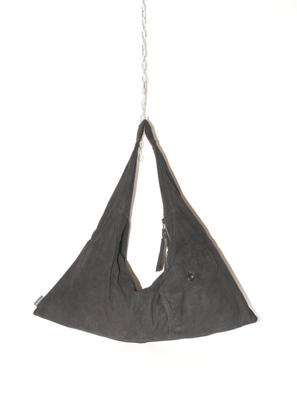 Handgefertigte Triangle Bag S aus schwarzem Upcycling-Wildleder