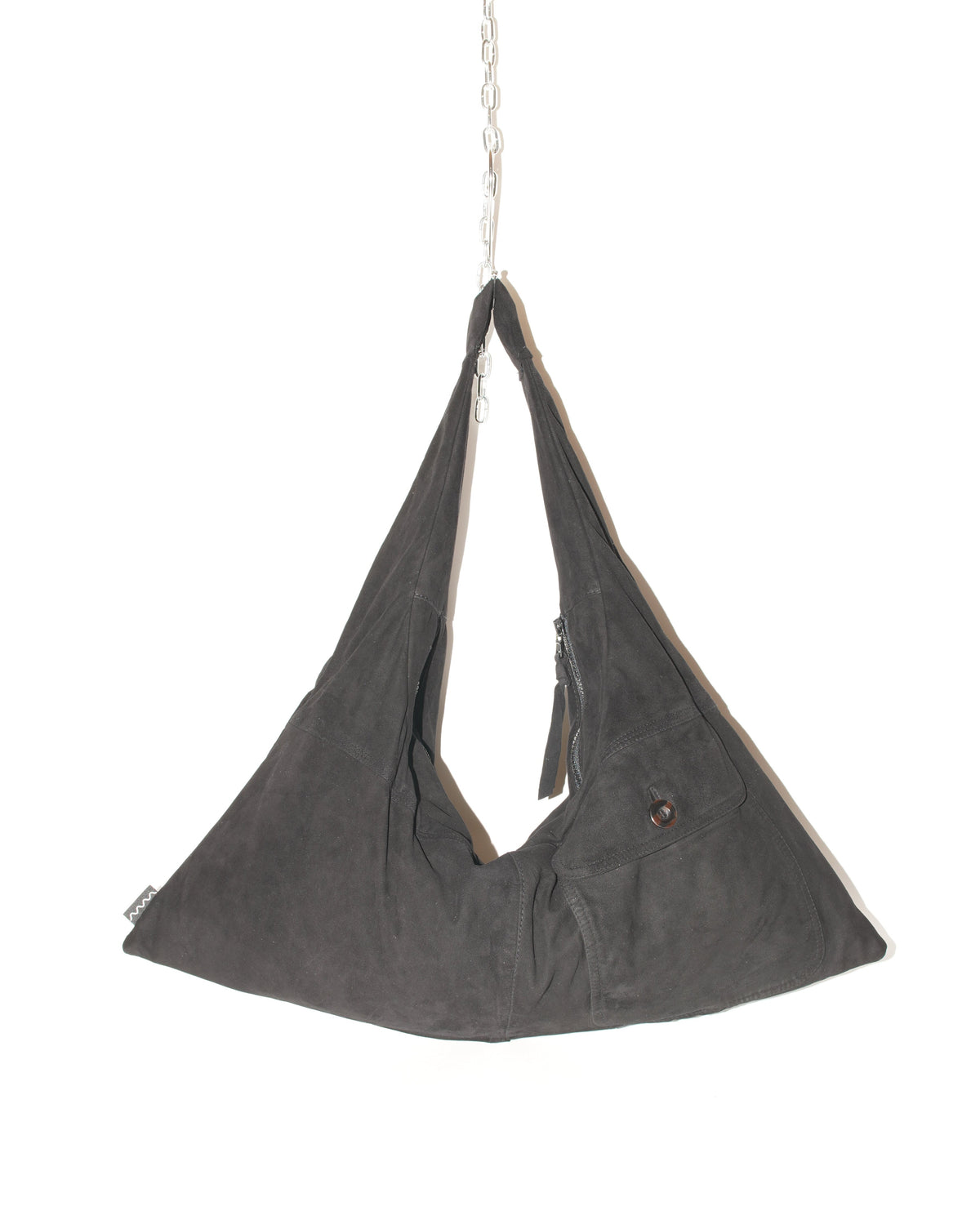 Schwarze Wildledertasche mit charakteristischer Dreiecksform