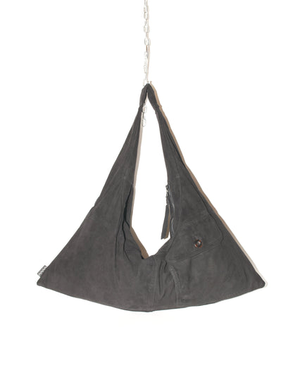 Schwarze Wildledertasche mit charakteristischer Dreiecksform