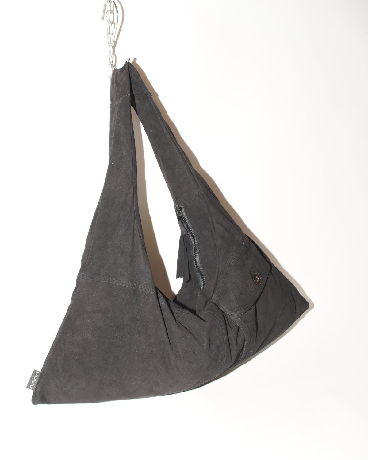 Triangle Bag S aus schwarzem Wildleder aus schräger Perspektive