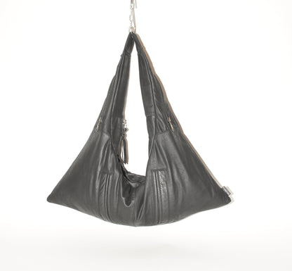 Kleine schwarze Triangle Bag aus mattem Leder in hängender Ansicht