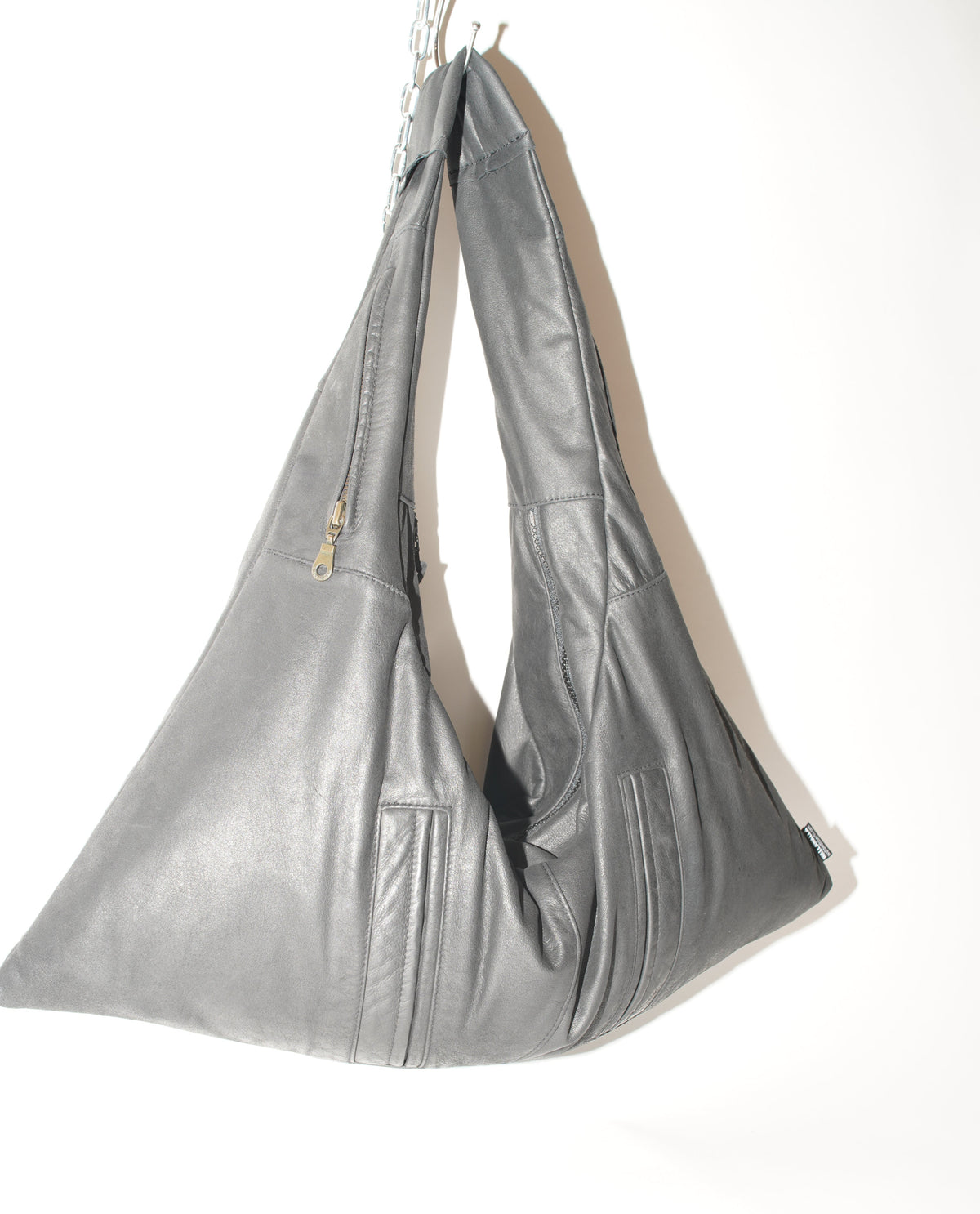 Schwarze Triangle Bag S aus Leder mit seitlicher Taschenform