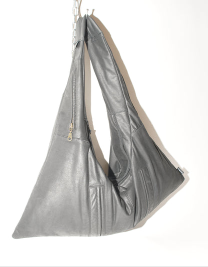 Triangle Bag S aus schwarzem mattem Leder aus schräger Perspektive