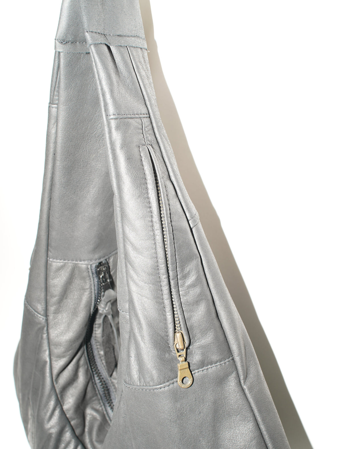 Detailaufnahme der schwarzen Lederoberfläche der Triangle Bag S