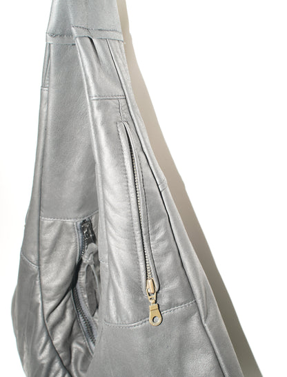 Detailaufnahme der schwarzen Lederoberfläche der Triangle Bag S