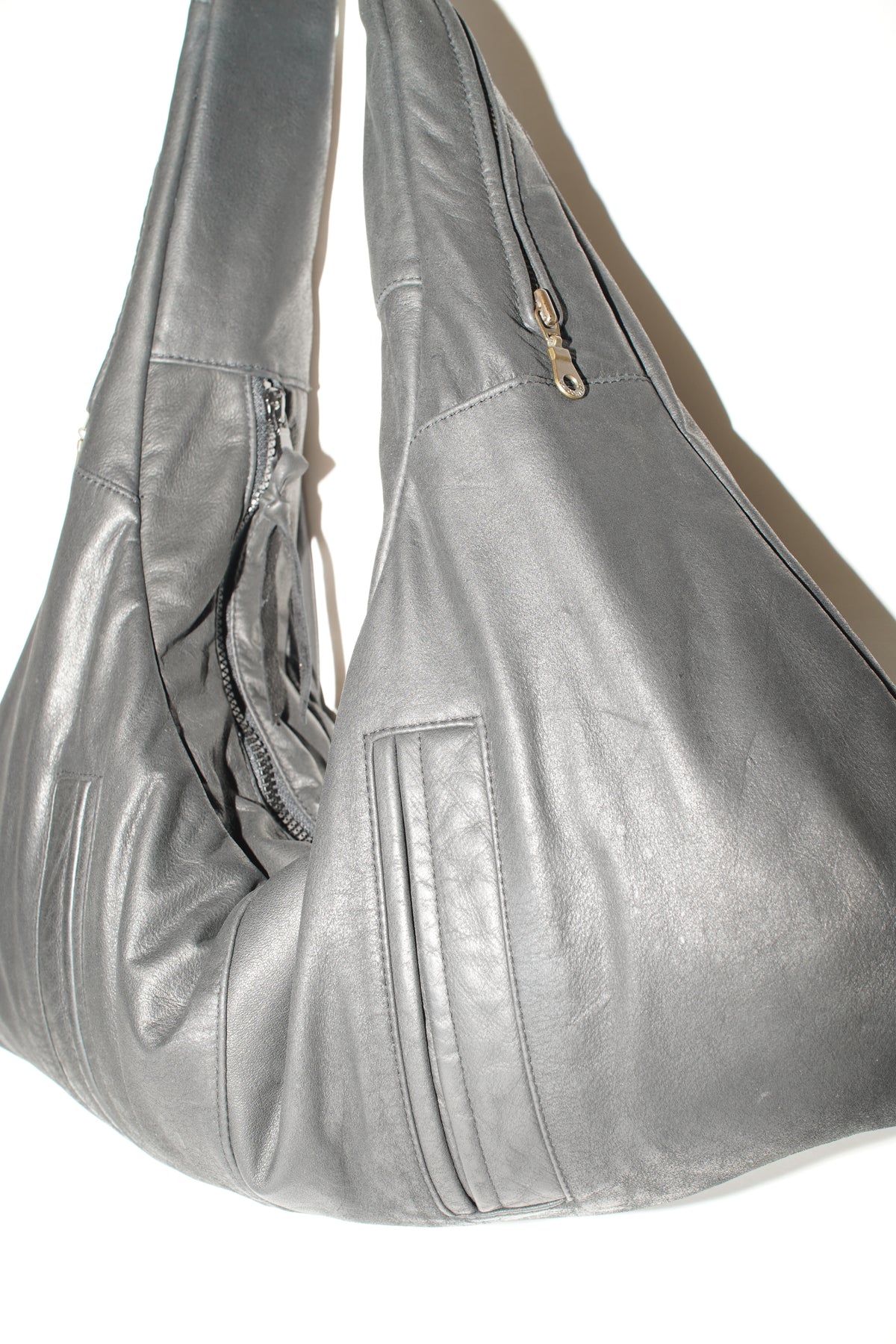 Blick auf die Triangle Bag S aus schwarzem Leder