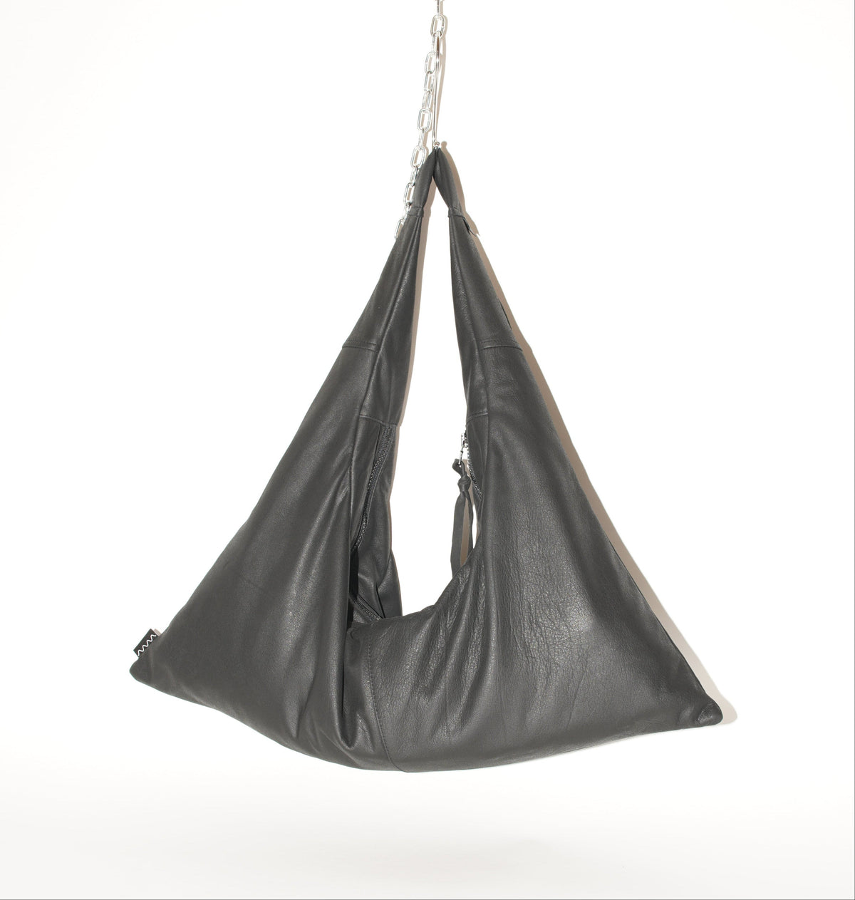 Schwarze Triangle Bag S mit charakteristischer Dreiecksform