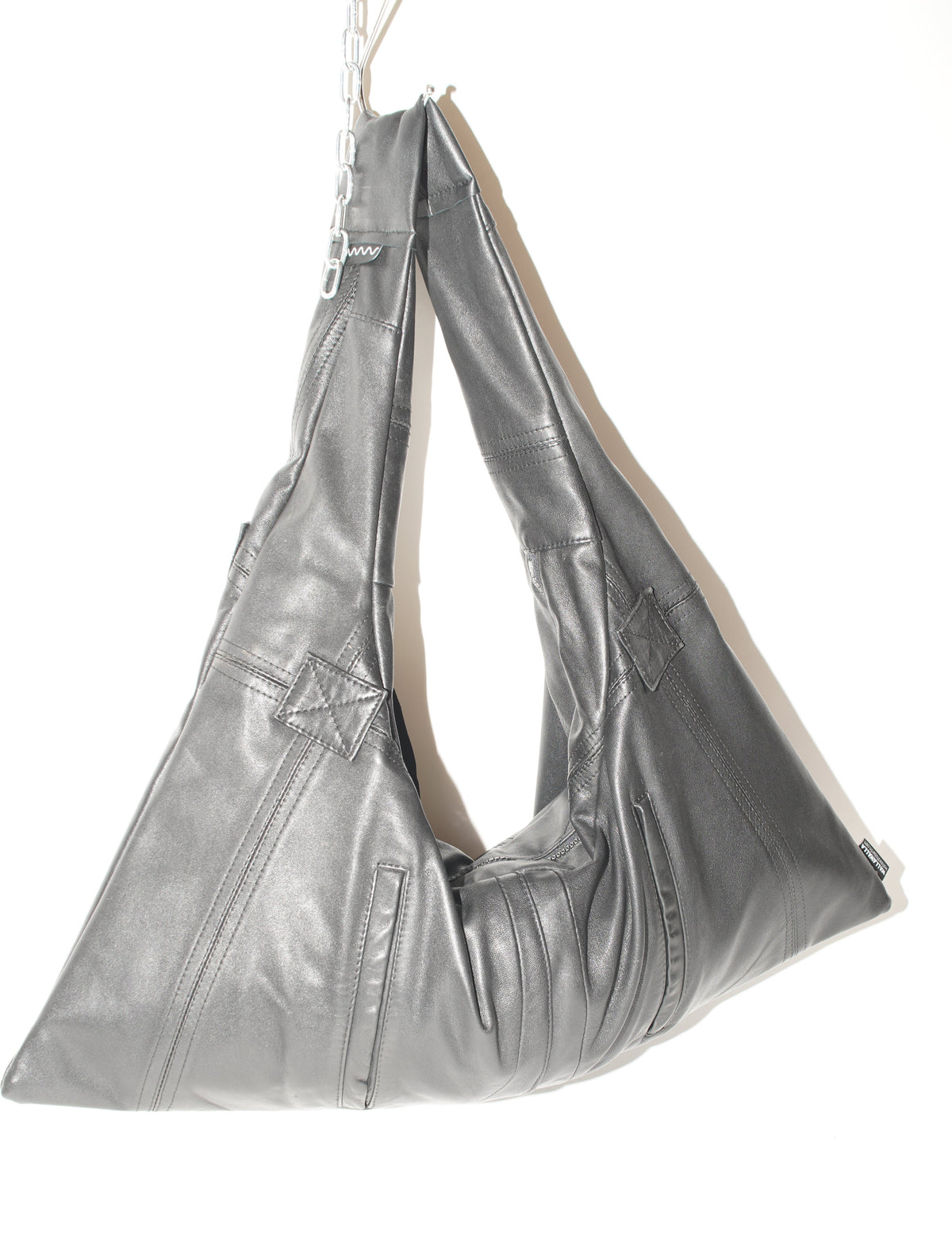 Schwarze Triangle Bag S aus Leder in Vorderansicht