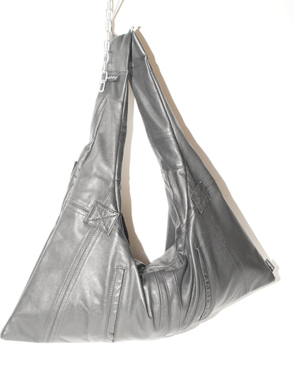 Schwarze Triangle Bag S aus Leder in Vorderansicht
