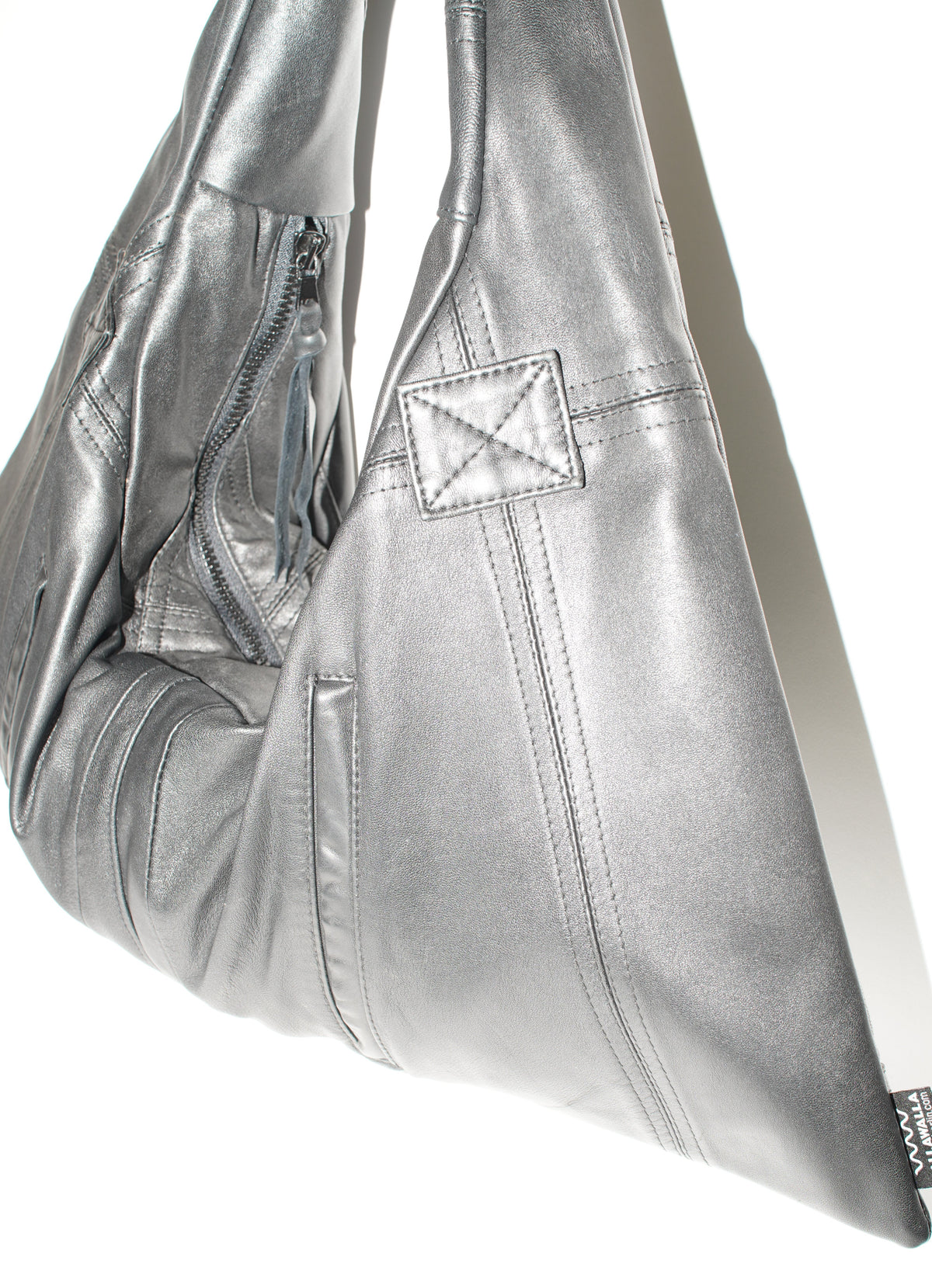Triangle Bag S aus schwarzem Leder aus seitlicher Perspektive