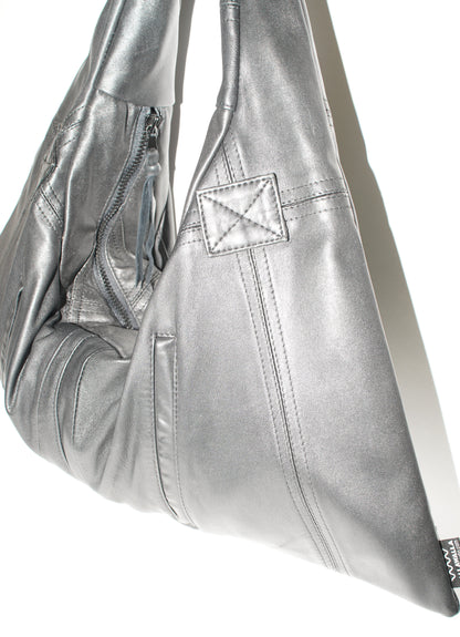 Triangle Bag S aus schwarzem Leder aus seitlicher Perspektive