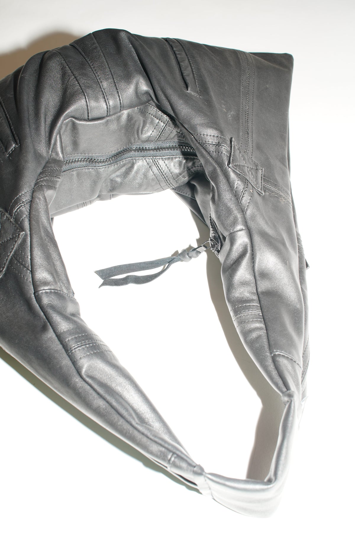 Detail der fein genarbten schwarzen Lederoberfläche