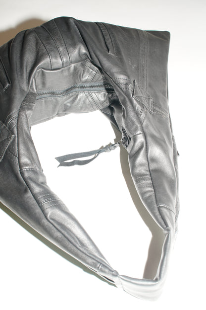 Detail der fein genarbten schwarzen Lederoberfläche