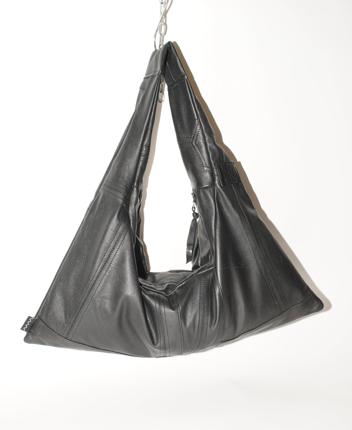 Handgefertigte Triangle Bag S aus schwarzem Upcycling-Leder