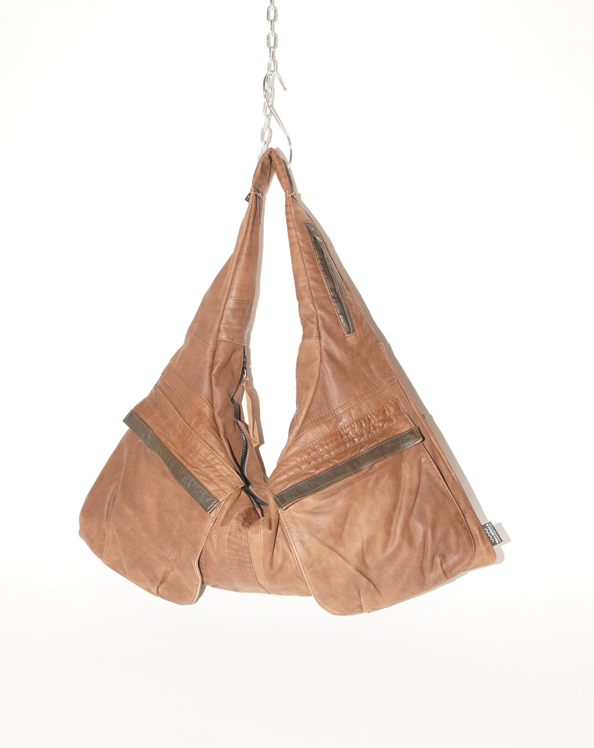 Braune Triangle Bag S aus Leder in hängender Vorderansicht