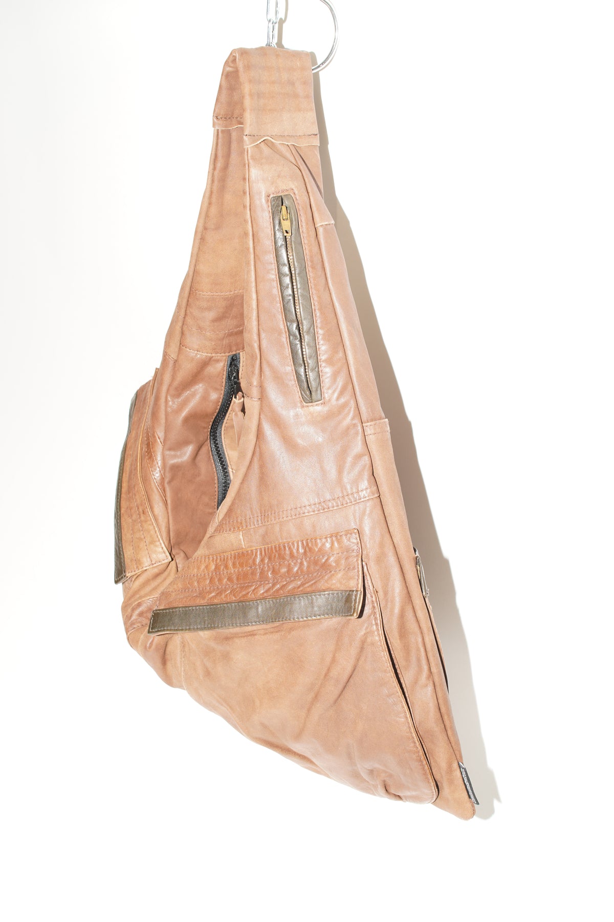 Kleine braune Ledertasche im Triangle-Design aus seitlicher Perspektive