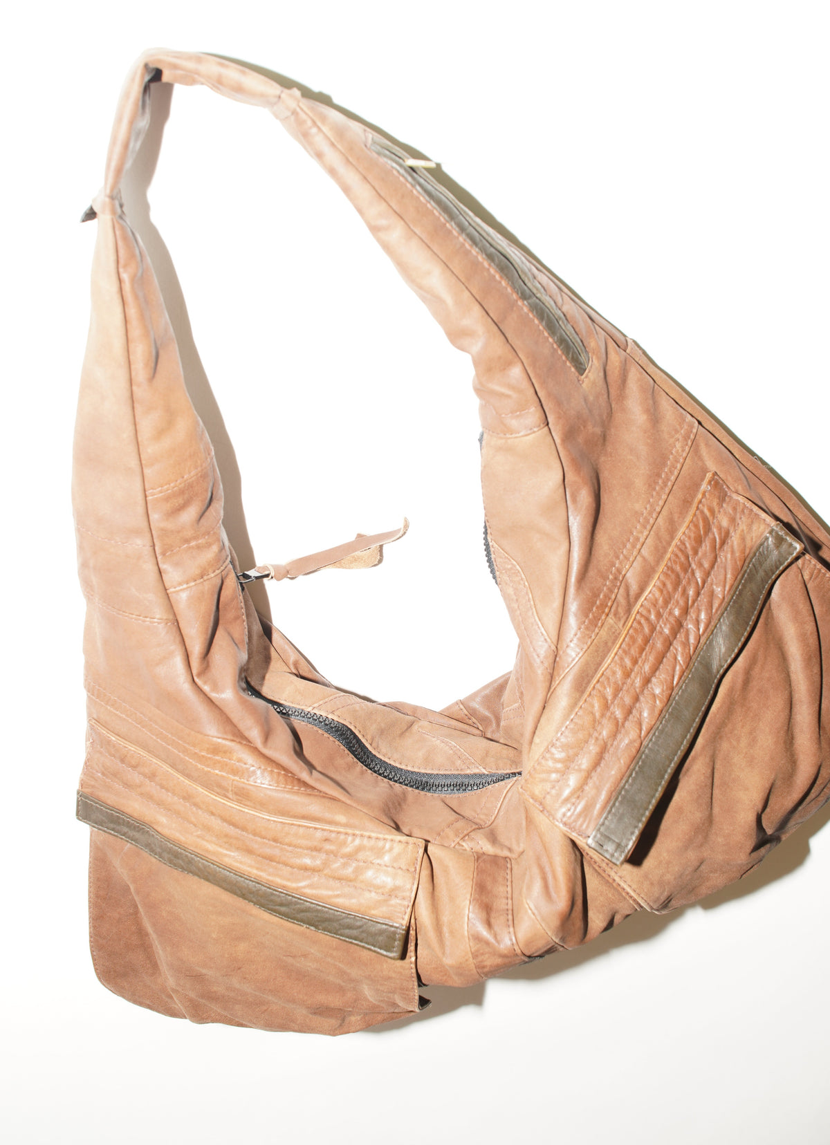 Blick auf die Form und Verarbeitung der braunen Triangle Bag S