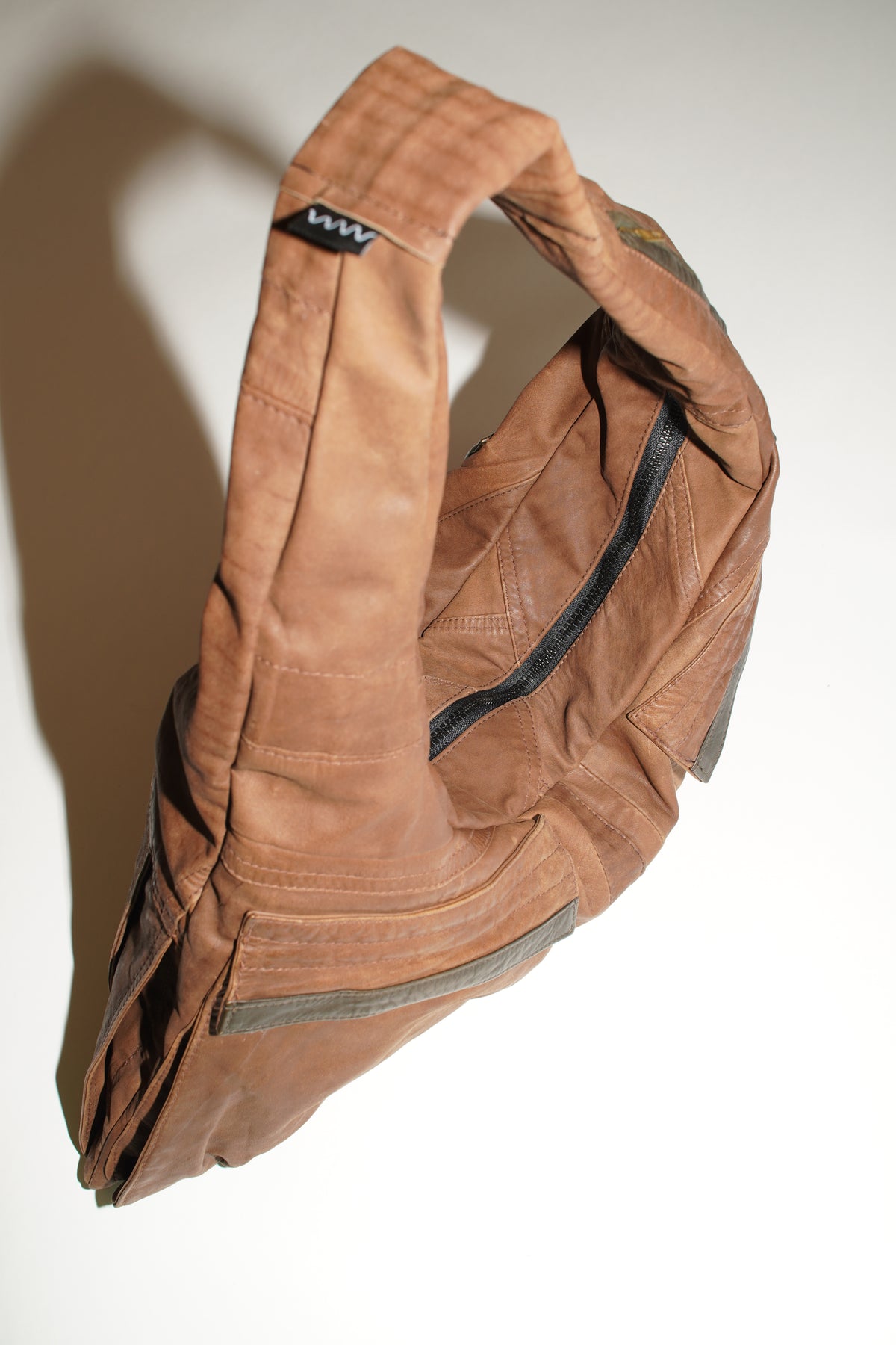Draufsicht raune Triangle Bag S mit Blick auf die Tasche